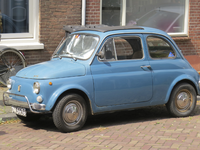 908108 Afbeelding van een oude personenauto, een Fiat 500, geparkeerd op de Hoogstraat te Utrecht.